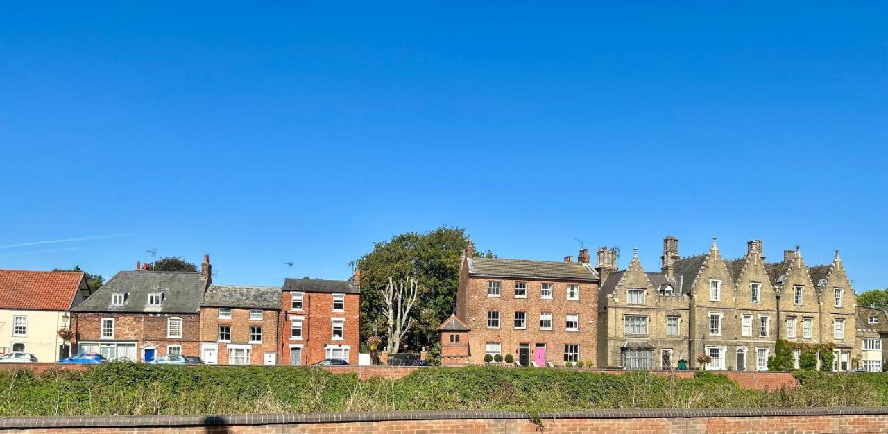 Park View Is A Beautiful Whole Entire House Close To Town Centre, Sleeps 8 In 4 Rooms, 2 Doubles And 4 Single Beds With 2 Shower Rooms, Available For Holidays, Insurance Stays, Trades People, Contractors, Pets Welcome Wisbech Exterior photo