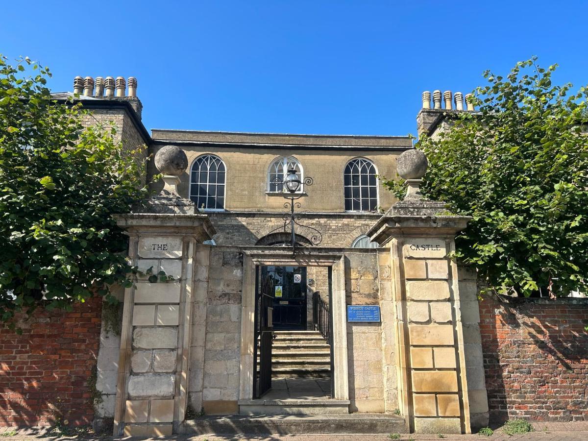 Park View Is A Beautiful Whole Entire House Close To Town Centre, Sleeps 8 In 4 Rooms, 2 Doubles And 4 Single Beds With 2 Shower Rooms, Available For Holidays, Insurance Stays, Trades People, Contractors, Pets Welcome Wisbech Exterior photo