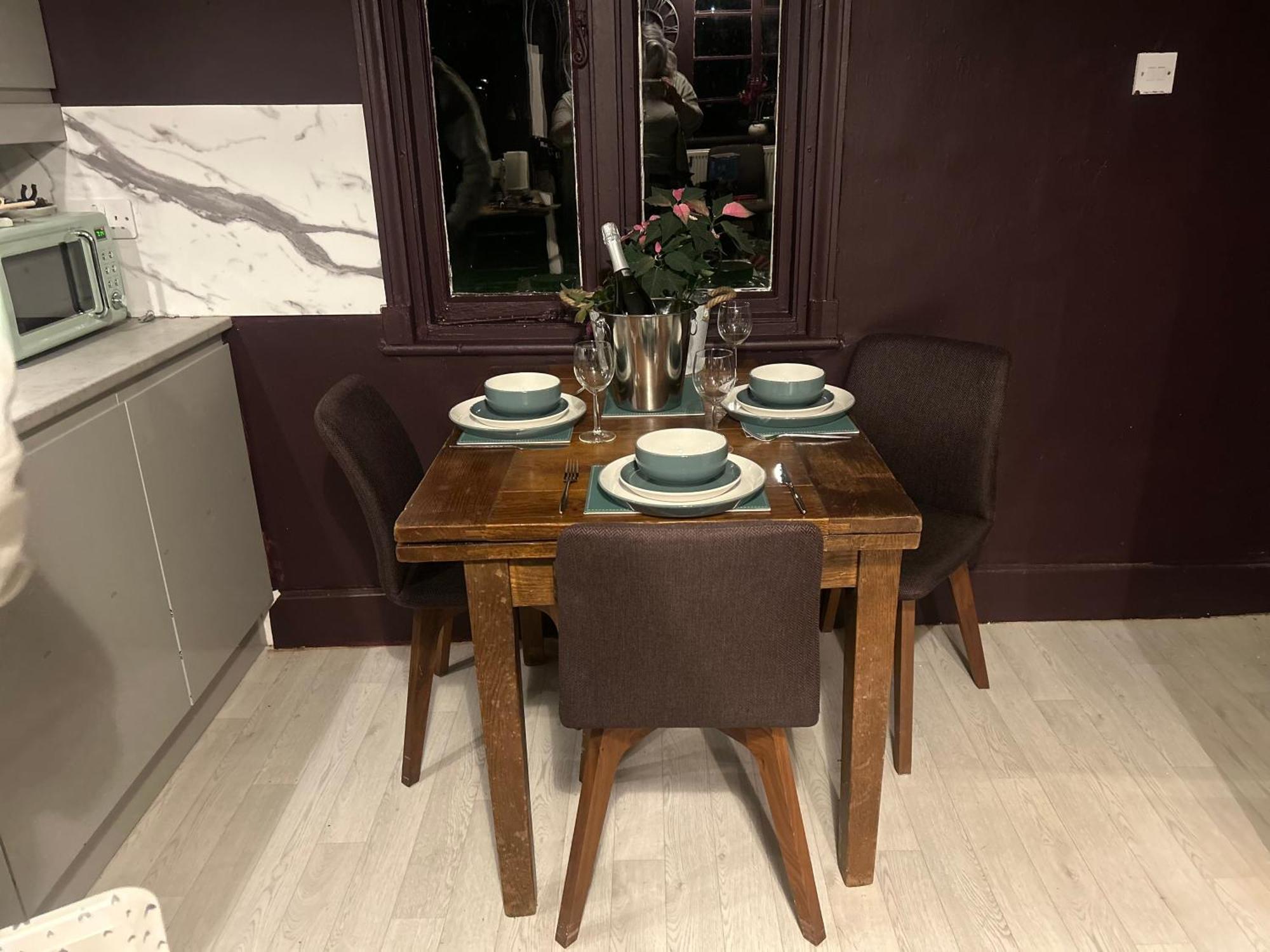 Park View Is A Beautiful Whole Entire House Close To Town Centre, Sleeps 8 In 4 Rooms, 2 Doubles And 4 Single Beds With 2 Shower Rooms, Available For Holidays, Insurance Stays, Trades People, Contractors, Pets Welcome Wisbech Exterior photo