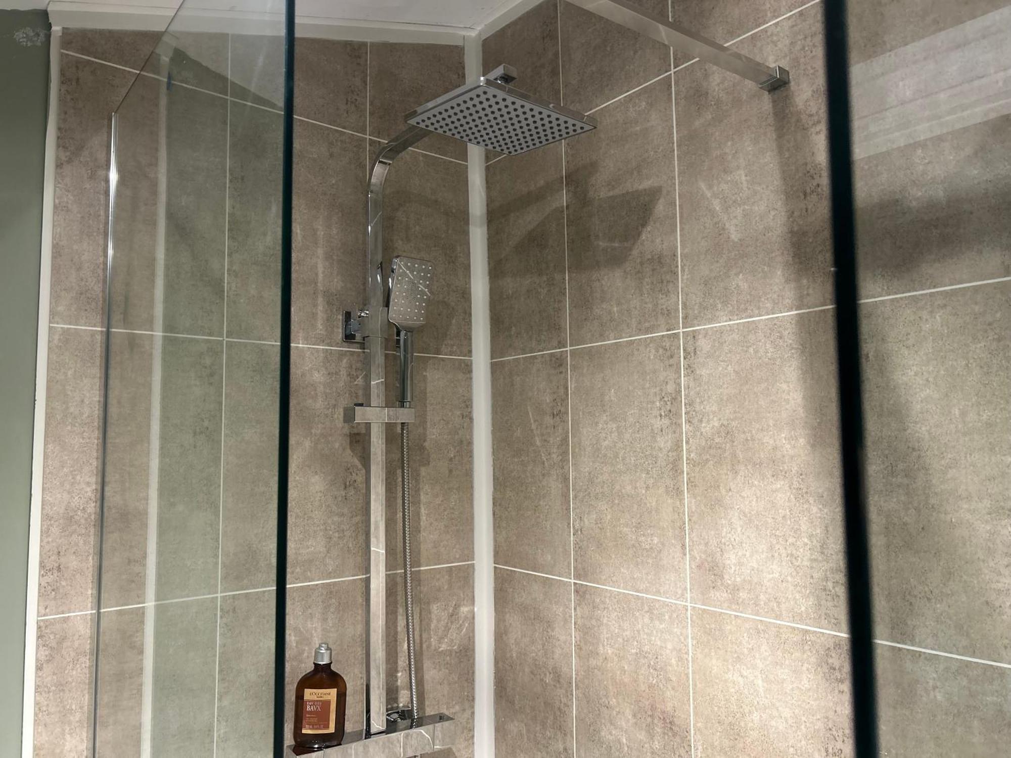 Park View Is A Beautiful Whole Entire House Close To Town Centre, Sleeps 8 In 4 Rooms, 2 Doubles And 4 Single Beds With 2 Shower Rooms, Available For Holidays, Insurance Stays, Trades People, Contractors, Pets Welcome Wisbech Exterior photo