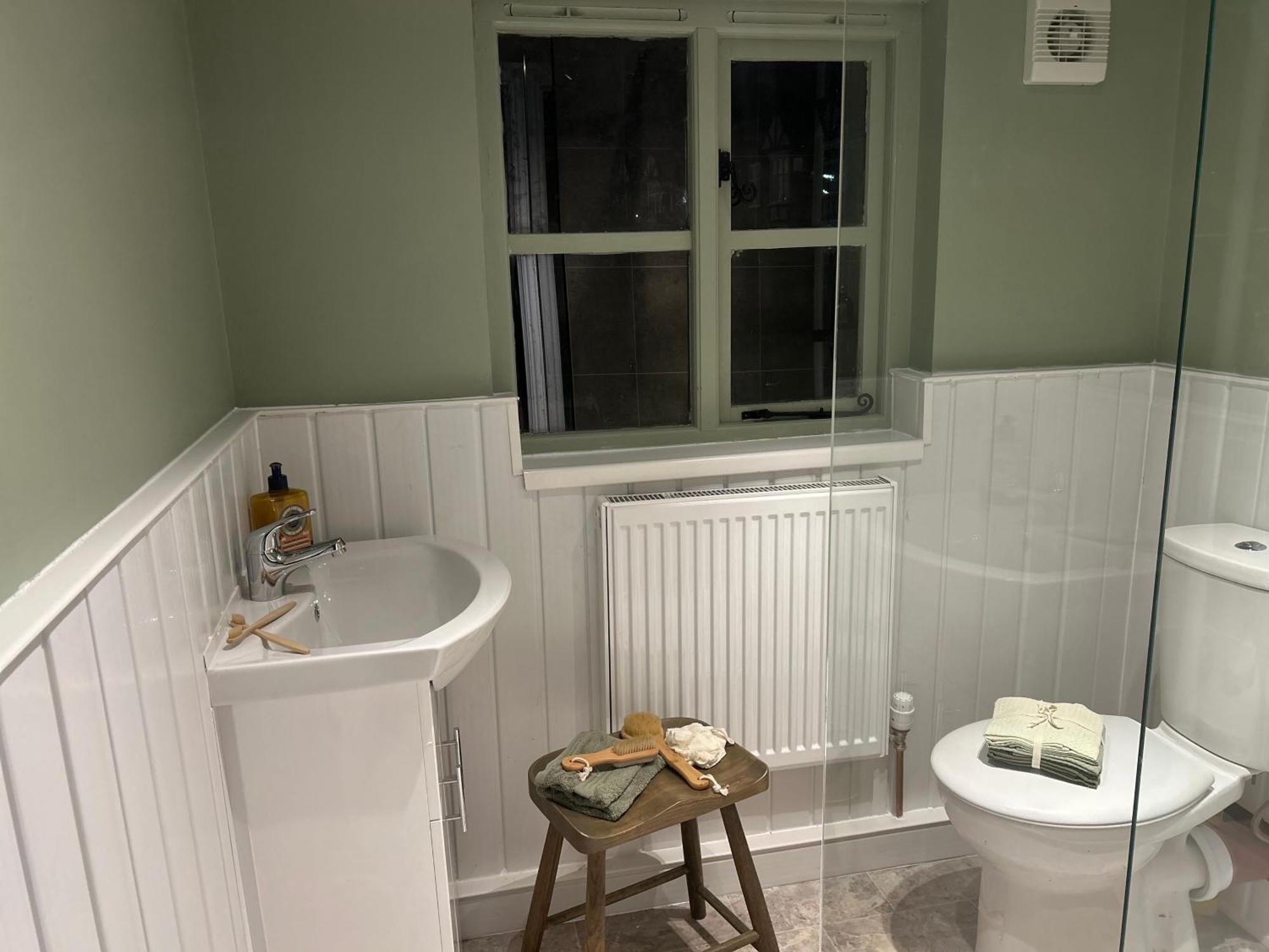 Park View Is A Beautiful Whole Entire House Close To Town Centre, Sleeps 8 In 4 Rooms, 2 Doubles And 4 Single Beds With 2 Shower Rooms, Available For Holidays, Insurance Stays, Trades People, Contractors, Pets Welcome Wisbech Exterior photo